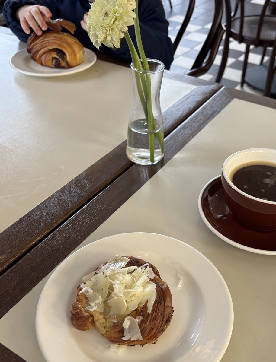 akotwi's tweet photo. たしかに、シッターさん付きの室内プレイグラウンド利用は拒否、百貨店のおもちゃ屋さんも10分足らずで退店、とにかく毎朝Karjase Saiでパンオショコラを食べることに情熱を燃やしていた4歳児。「アイティ、グラノーラ買い忘れないで」とリマインドまでしてきた。 https://t.co/K7VKIc9JE4