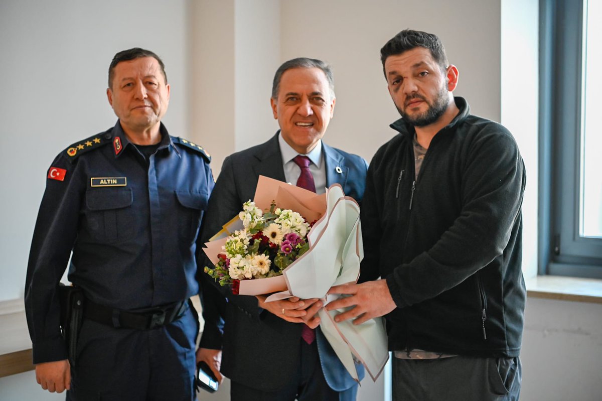 Aralarında yaşanan husumet nedeniyle darp edilen minik yavrumuzu ve ailesini Jandarma Komutanımızla birlikte  hastanede ziyaret ederek geçmiş olsun dileklerimizi ilettik.

Başhekimimizden aldığımız bilgiye göre minik yavrumuzun sağlık durumu iyi; cerrahi müdahale gerektiren bir