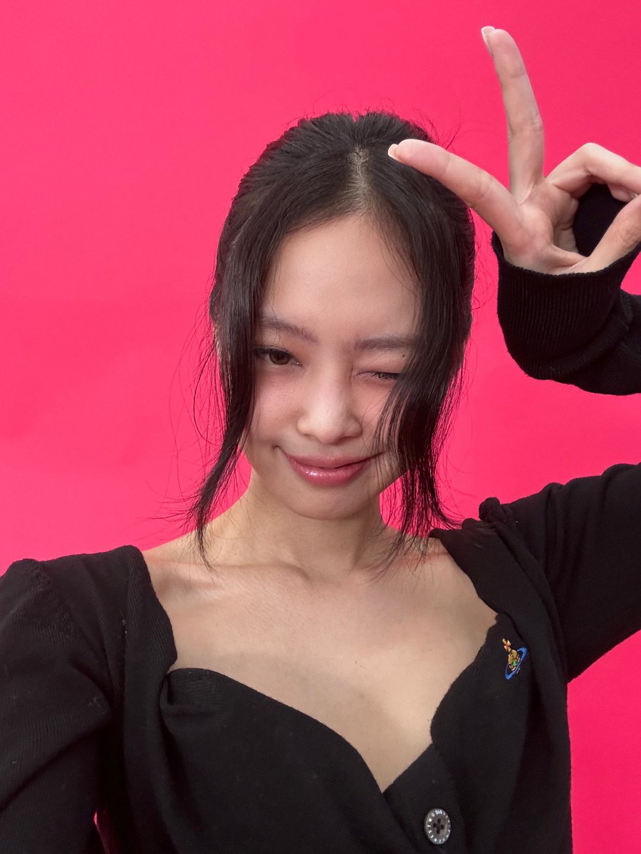 i just love jennie's selfies on weverse