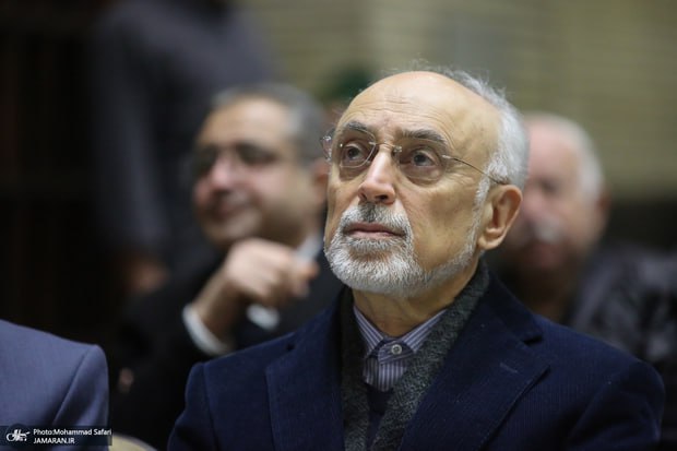 دکتر #صالحی:
 #برجام مورد بی‌مهری در داخل کشور قرار گرفت؛
با فتوشاپ،در چالهٔ رآکتور بتن ریختند و عده‌ای را در آن تصویرِ فتوشاپ،مشغول نگاه‌کردن به چالهٔ رآکتور نمایش دادند.
برخی گفتارهای ما با مقررات بین‌المللی در تجانس نیست؛ما می‌خواهیم بازی فوتبال را با مقررات والیبال انجام دهیم