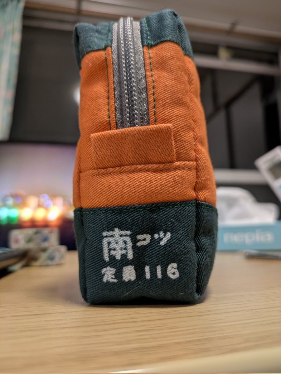 びわこ製作所に戻ってきて、さっそく自社製品とコラボして喜んでおります(^^ゞ
ええ感じですやろ？
#近郊型ポーチ