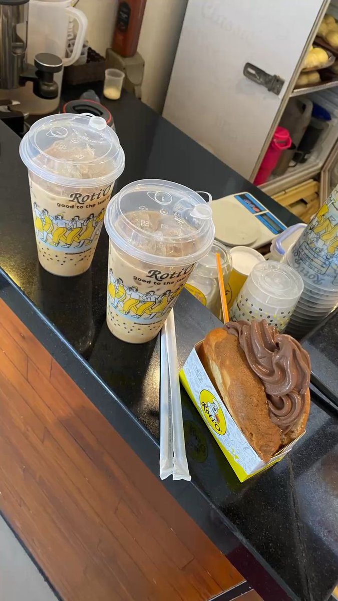 saveynaaa's tweet image. kalian lebih suka yang mana
jco or roti o?