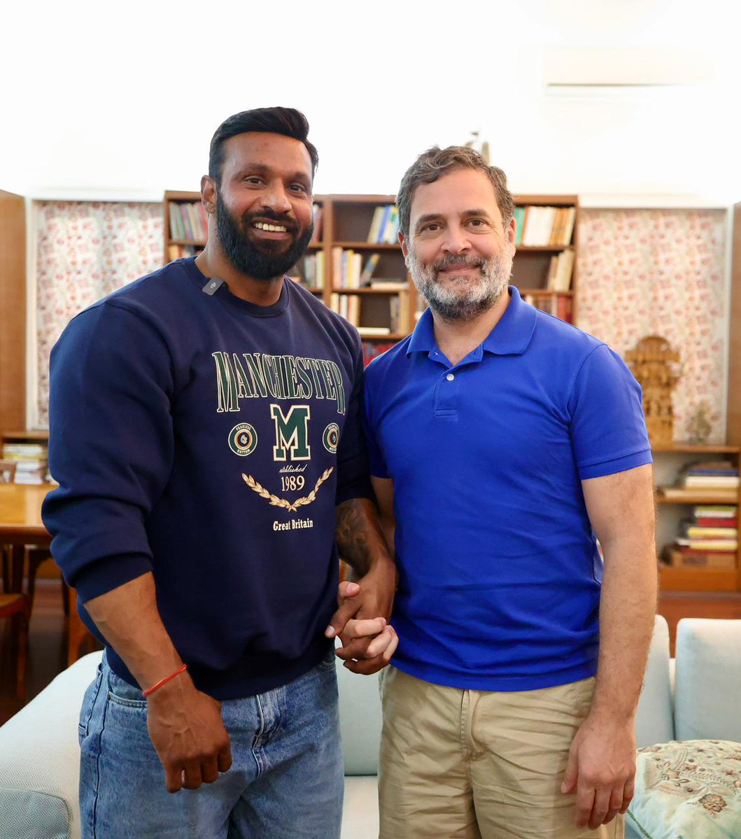 Yadavanviroyal's tweet photo. राहुल गांधी का ऐसा कदम कि गोदी मीडिया और भाजपा पागल हो गई है ।

कोटद्वार में हिंदूवादी संगठनों से बहस के बाद मामला गंभीर हो गया था । जिसके बाद मोहम्मद दीपक ने साहस दिखाया था ।

आज राहुल गांधी दीपक से जाकर गले मिले फिर जिम जाकर मेंबरशिप भी लेंगे । पूरी भाजपा बिलबिला.....see more https://t.co/y2mLjoPZp9