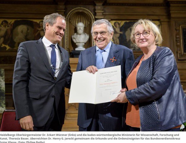 Çakma Korona aşıları üreten ve Federal Liyakat Nişanı sahibi Uğur Şahin, 2018 yılında Epstein’in sırdaşı Henry Jarecki’nin vakfı olan Falconwood’dan fon aldı. 

Jarecki de 2016’dan beri bu nişanın sahiplerinden biri.

Kısa bir süre sonra Şahin, BioNTech ve mRNA enjeksiyonu