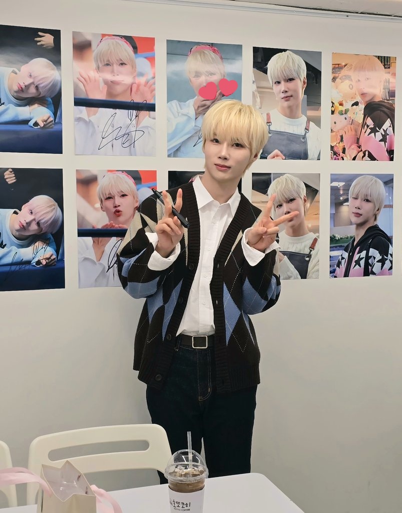 cafehottocoffee's tweet photo. 나인아이 민준 님께서 호또코히에 방문해주셨습니다˚₊·—̳͟͞͞♡ 
  
바쁘신 중에도 직접 찾아오셔서 팬분들과의 시간을 보내신 민준님과 또 하나의 소중한 추억을 얻게 해주신 주최님께 감사드리며, 민준 님의 생일을 진심으로 축하드립니다ヾ(◍´▿`◍)ﾉﾞ❣️
  
#꿈과희망_쭈니생일 
#나인아이 #민준 #NINEi #MINJUN #ナインアイ #ミンジュン