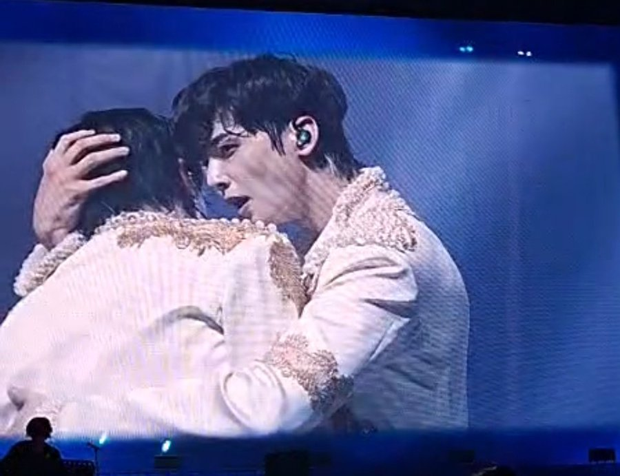 Look who's blushing…😊🥰 #ROCKY #라키 #ラキ #アストロ #아스트로