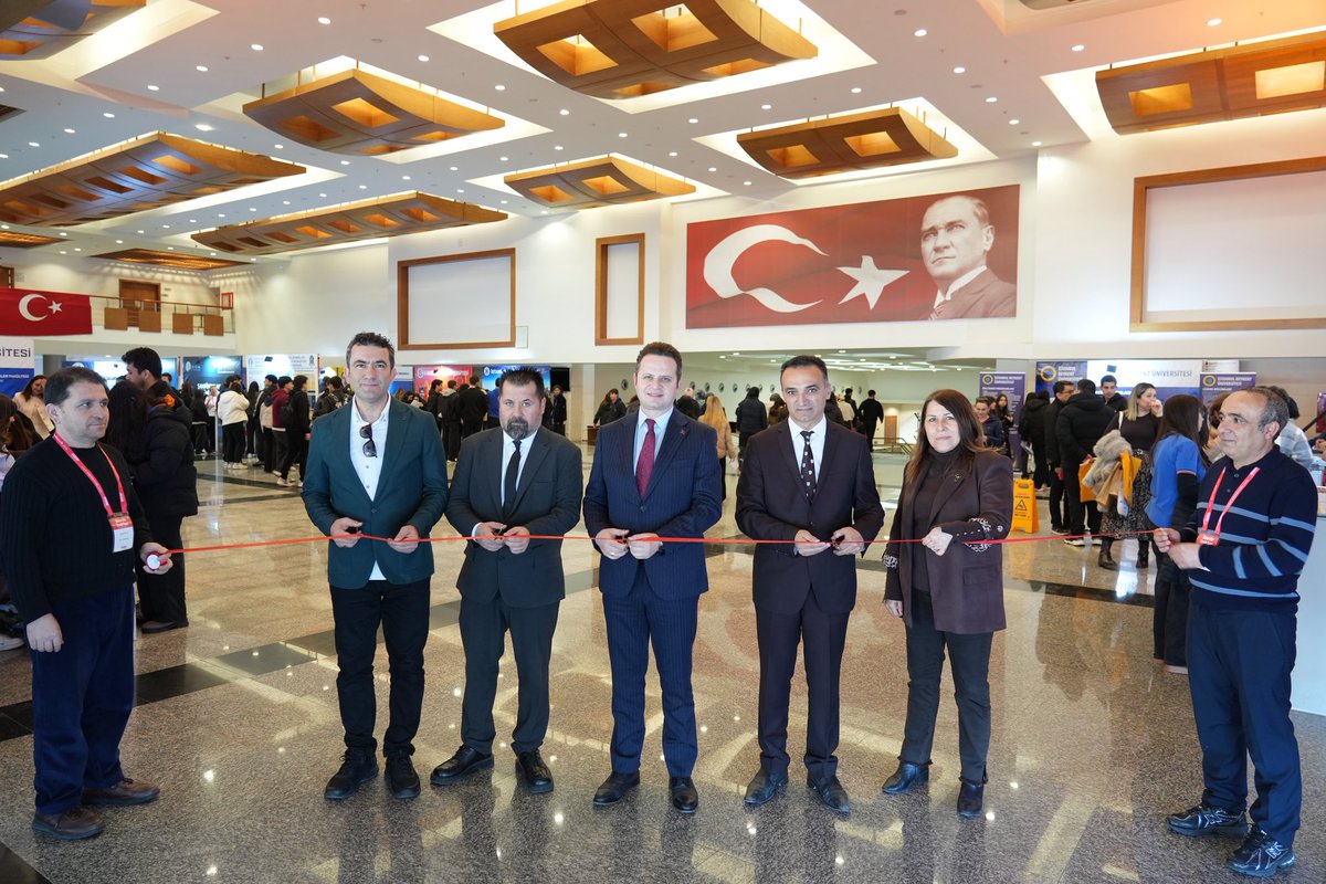 mugla_mem's tweet photo. 🎓 Üniversite Tanıtım Günleri Etkinliği Kapılarını Açtı

Gençlerimizin gelecek yolculuğuna yön verecek Üniversite Tanıtım Günleri Etkinliği başladı.

Millî Eğitim Müdürümüz Emre ÇAY, Muğla Sıtkı Koçman Üniversitesi Atatürk Kültür Merkezi fuaye alanında gerçekleştirilen etkinliğin açılışına katılarak öğrencilerimizle bir araya geldi. Açılışta yaptığı değerlendirmede, doğru tercih sürecinin güçlü bir gelecek inşasının temel adımı olduğunu vurguladı.

Seçkin üniversitelerin temsilcilerini öğrencilerimizle doğrudan buluşturan etkinlik; gençlerimizin akademik programları yakından tanımalarına, ilgi ve yeteneklerine uygun bölümleri keşfetmelerine ve kariyer planlamalarını bilinçli bir zeminde şekillendirmelerine imkân sunuyor.

@tcmeb @Yusuf__Tekin @tcmuglavaliligi @idrisakbiyik @emrecay55