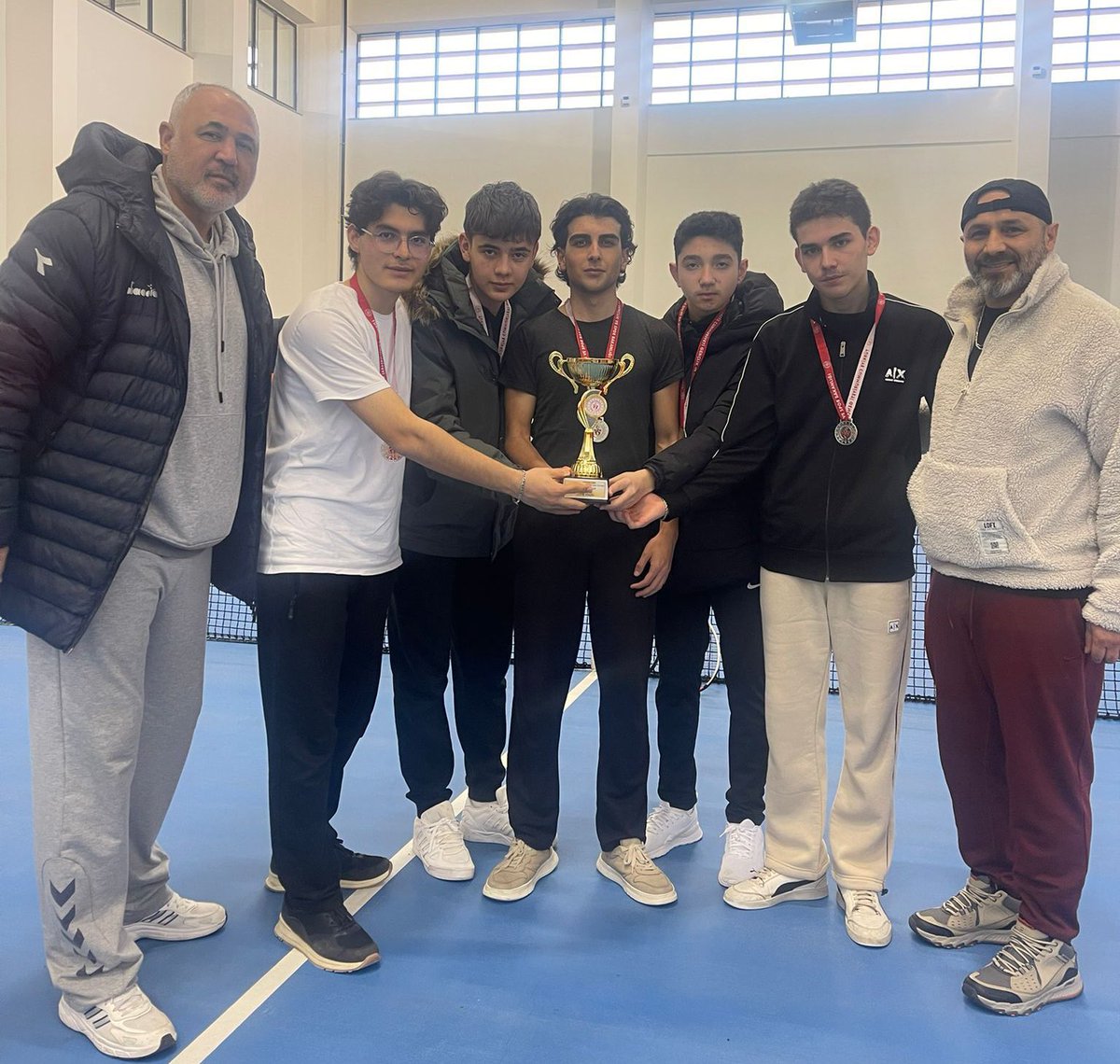 🎾 Okul Sporları Gençler Tenis İl Birinciliği Tamamlandı! 🏆

Merkez Spor Salonu’nda büyük heyecana sahne olan Okul Sporları Gençler (K-E) Tenis İl Birinciliği müsabakaları sona erdi.

Dereceye giren tüm okullarımızı ve mücadele eden tüm sporcularımızı tebrik ediyoruz. 👏