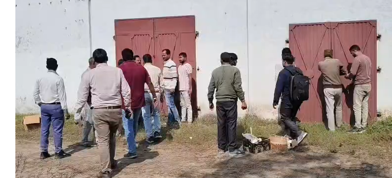 bstvlive's tweet photo. बहराइच : लोन अदायगी न करने पर मिल सील

➡ADM कोर्ट से हुआ सीलिंग का आदेश
➡नयाब तहसीलदार, बैंक की टीम पहुंची 
➡दरगाह थाना फोर्स, PAC भी रही तैनात
➡14 करोड़ का बकाया अदा नहीं था
➡दरगाह क्षेत्र में स्थित पारस दाल मिल

#Bahraich #LoanDefault #MillSealed #BankAction @bahraichpolice