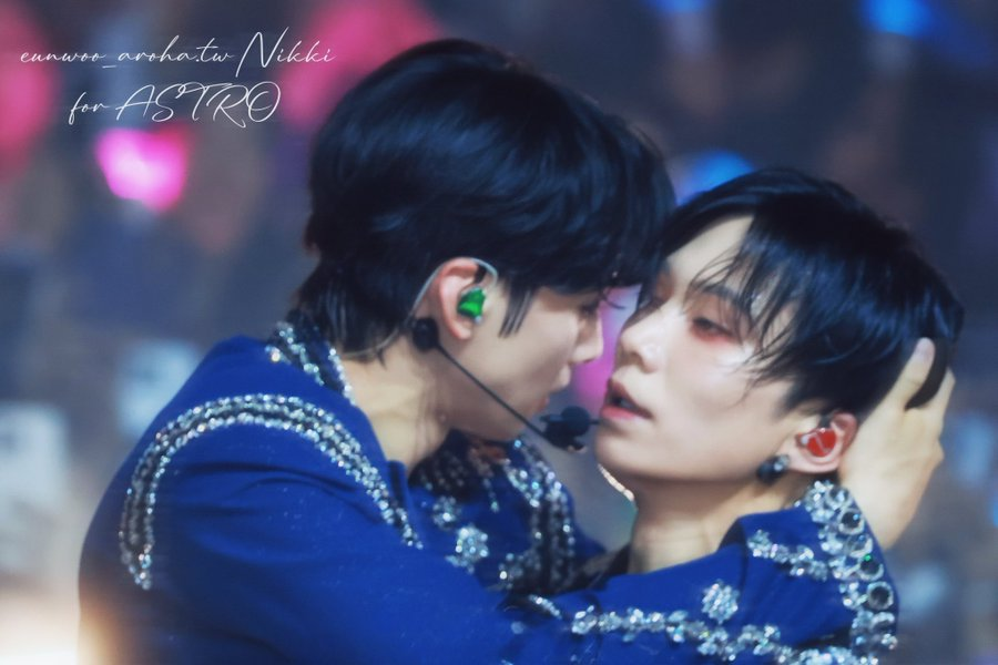 Look who's blushing…😊🥰 #ROCKY #라키 #ラキ #アストロ #아스트로