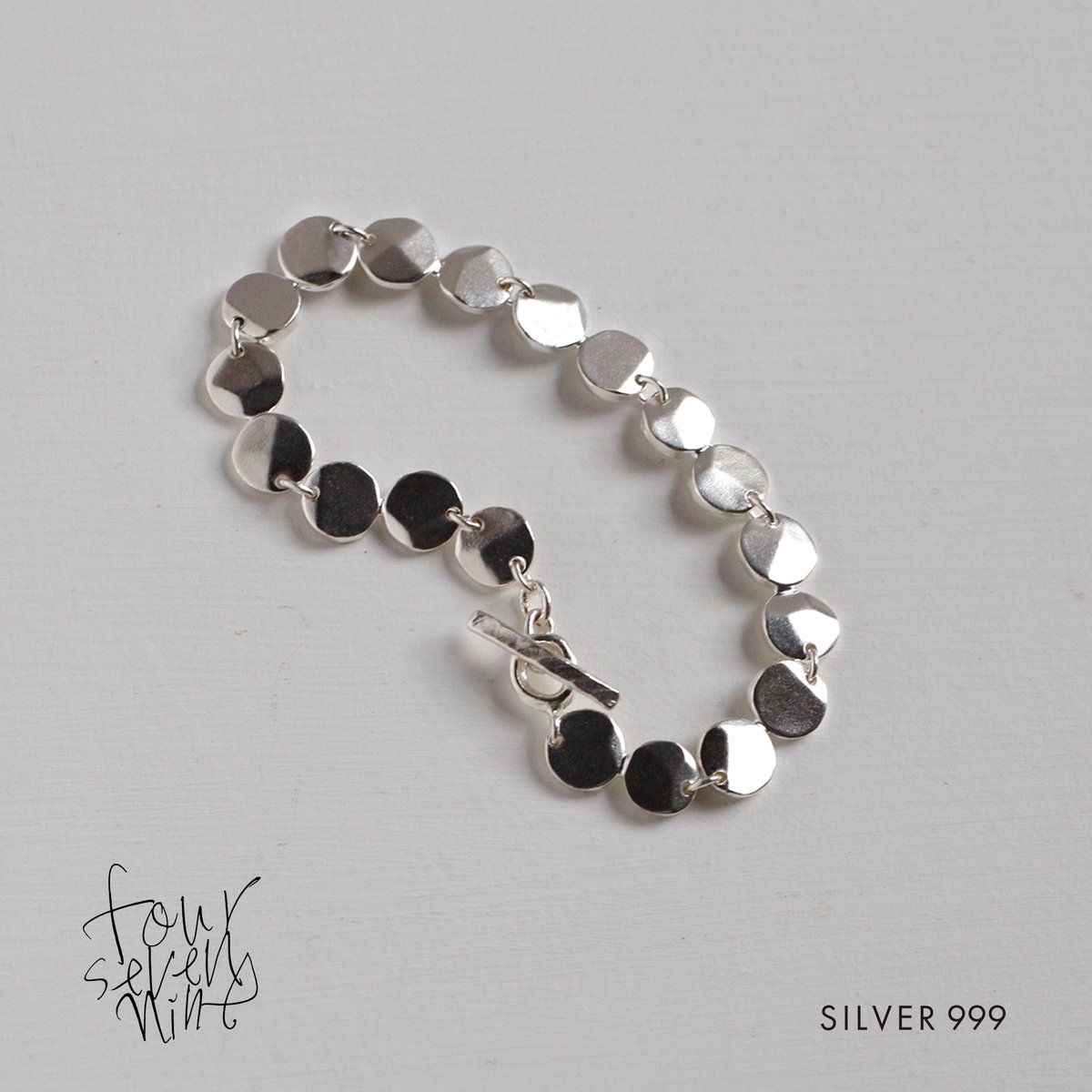 アニメ映画「クスノキの番人」公開初日舞台挨拶にて #齋藤飛鳥 さんに純銀ブレスレットをご着用いただきました！素敵にご着用いただきありがとうございます✨
EN-Circleシリーズのブレスレットです◎リングやピアスもございます！
02-284 foursevennine.shop/products/02-284