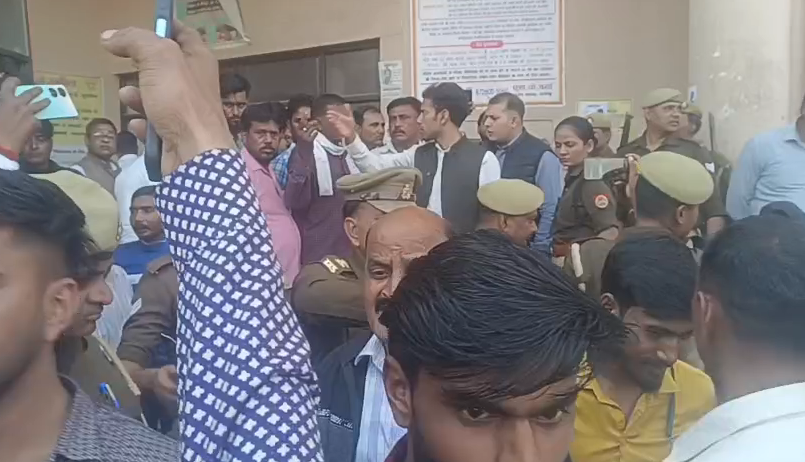 bstvlive's tweet photo. कासगंज: कासगंज बस स्टैंड में जारी हड़ताल खत्म
➡यातायात व्यवस्थाओं को लेकर थी हड़ताल
➡एसडीएम,सीओ,आरटीओ ने समझाया
#Kasganj #BusStandStrike #TrafficIssues @kasganjpolice https://t.co/aQ38boKUYZ