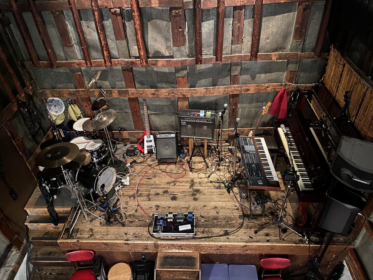 Todayのステージを２階楽屋からパシャリ📸
チェコから来てくれた方は当たり前やけど英語喋りはるから喋ってる意味は分からへんけどメチャクチャハッピーな人達ばかりで楽しい🤩🇨🇿
よっしゃ！
ガッツリ演奏やるでー💪🎸