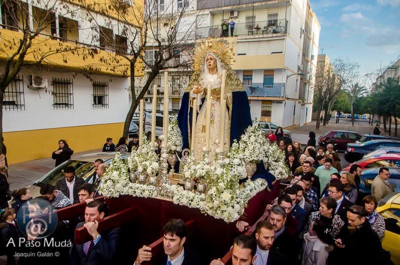 Comienza la semana rezando a María, Nuestra Señora de las Angustias. 🙏
" Bendita sea tu pureza 
y eternamente lo sea,
pues todo un Dios se recrea
en tal graciosa belleza.
A Ti, celestial Princesa,
Virgen Sagrada María..."

Foto: A paso de mudá