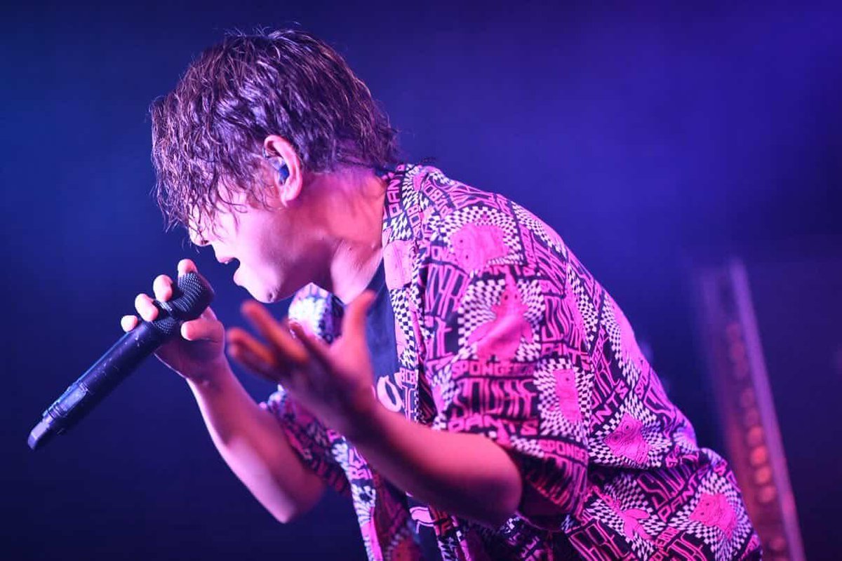 tncP2B9jXlLPXNf's tweet photo. 和歌山手話交流会
【あかり】
⭐代表⭐
MOVIC performer yossy
【あかり】公式ライン
↓
https://t.co/a85wS9Gm4b
本日は【あかり】会のお知らせではありません🙏
昨日 #Lcrow さんの
#タイムカプセル 1週間イベント初日に行かせていただきました!
最近スタッフとして横から楽しむ(それもお得なのですが)事が多かったのですが、純粋に観客として正面から♥️最高に幸せな時間、ホントに心奪われますね😆💕
#Tface さん歌声を聞いてるだけでいつも十分心震えてましたが
違いました!
今さら?って怒られそうですが表情、仕草、力強さ、細かい1つ1つが曲となり歌となって心震わせるんですね!改めて感動😭
そして【あかり】代表 #yossy さんのパフォーマンス😭
表情で全てを語り、指の先の先まで魂がこもったパフォーマンス。
唯一無二の存在だなぁと改めてまた感動😭
そんなお二人が共演される #奏手 最高のステージでしょうね
今から泣けそう😭
感動の時間を場所をご用意下さいました
#Lcriw さんに感謝します
ありがとうございました。あと6日お身体に気をつけて皆を幸せにして下さい🥰
写真は #jann 様に頂きました💕
素敵なお写真ばかりで選ぶのに時間がかかりすぎて投稿が今になりました
いつも本当にありがとうございます🥰
