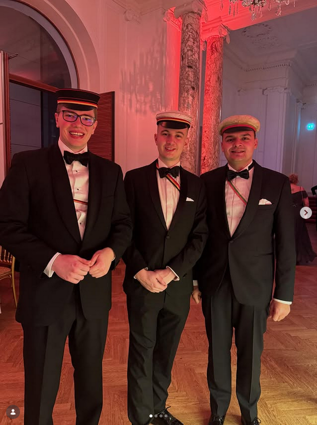 BRechercheteam's tweet photo. 8// #Akademikerball 2026 in Wien: Wenn man seine lustiges Mützchen auch außerhalb des Karnevals ausführen möchte, kommt nach Wien. Die Landtagsabgeordneten #DanielHalemba & #FranzSchmid kümmern sich liebevoll um den Nachwuchs, hier in Form von GD-Mitglied #HelmutStrauf. #AfD https://t.co/92mip1ANp5