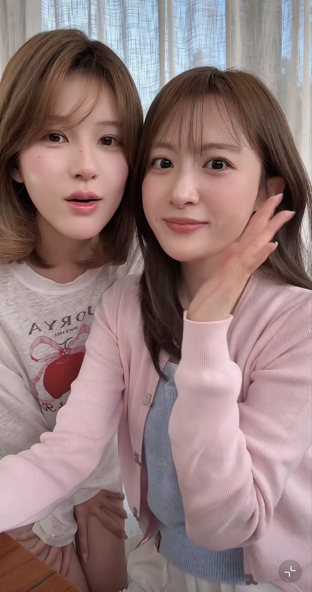 LiseNgo's tweet photo. Both are beautiful.
#ZhaoLusi #RosyZhao #赵露
#WangYaJia #王雅佳 #IrisWang https://t.co/UKBFU5IknM