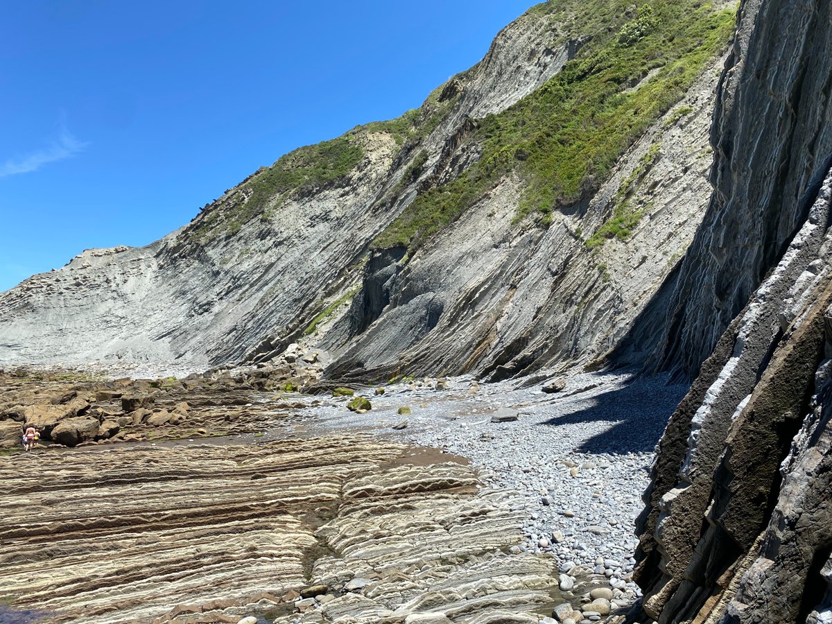 VisitBasqueCtry's tweet photo. A unique geological park on the coast 🌊
📍 The #BasqueCoast Geoparque features a one-of-a-kind display of flysch cliffs (layered rock formations) and breathtaking landscapes.
🦕 The Flysch tells a story spanning millions of years👉 https://t.co/MLb8aTbPMp https://t.co/8FHOEf0fCL