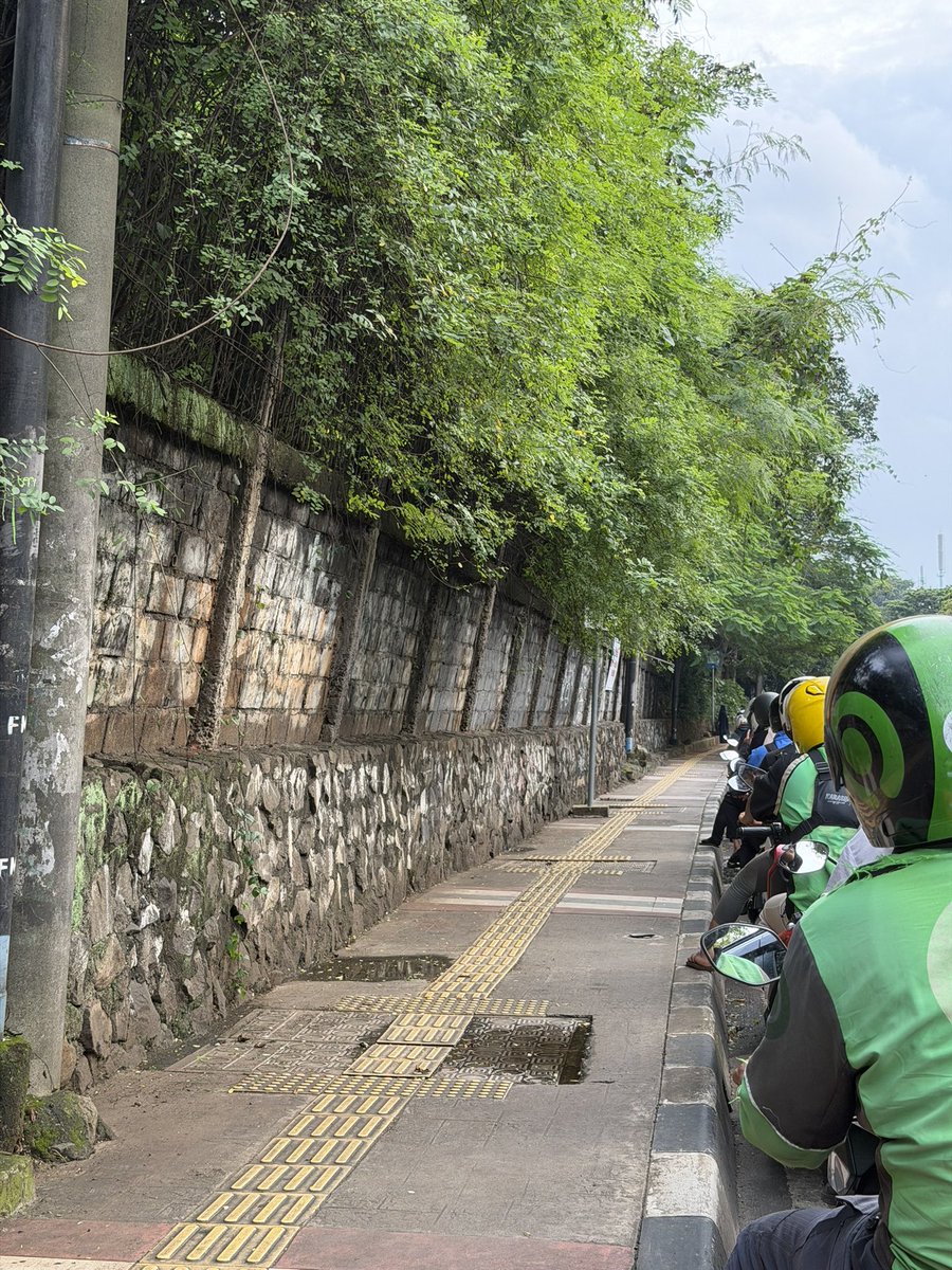 ((TEMBOK INI RAWAN ROBOH))

Then do something??? <a href="/DKIJakarta/">Pemprov DKI Jakarta</a>