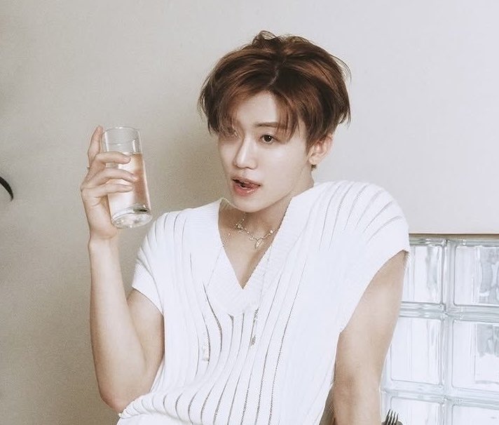 : เธอไปกับพี่ได้ปะ
: ให้ไปอะไปได้ แต่ผมไม่ค่อยมีเงินนะ
: แต่พี่มี