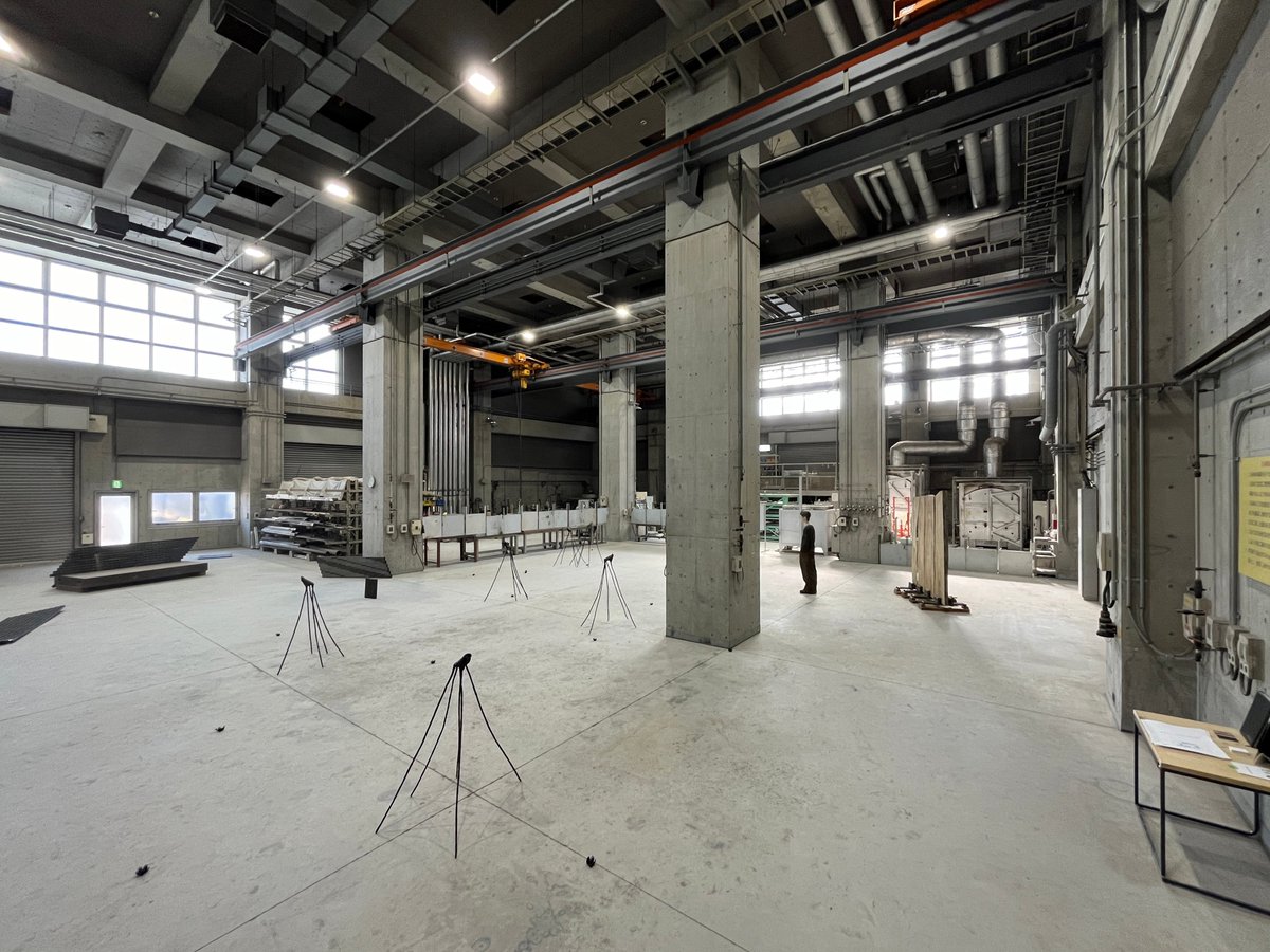 2025年度武蔵野美術大学卒業・修了制作展で印象深かった作品。荒井健《漂流》。大学院彫刻コース。五美大展で話題の木彫立像だが、武蔵美の卒展では木板4枚を直立させたオブジェと組み合わせたインスタレーションだった。