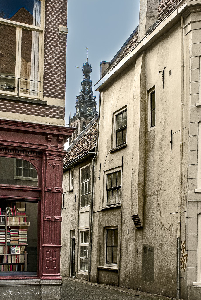 hansvanmeteren's tweet image. #Nijmegen
Lage Markt, met op de achtergrond de Stevenstoren. Op de Lage Markt was tot half 17e eeuw de Korenmarkt, die in 1653, 19 meter hoger, naar de "St. Johans Merckte" werd verplaatst, die toen de naam Korenmarkt kreeg.
Foto: 2004