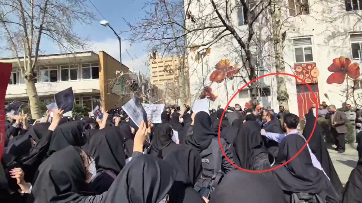itsmeeeeeeea's tweet photo. 🚨 🚨 فوری|حمله نَر شیعه به دختران ایرانی 
دقیقا مانند علی که به زنان تجاوز میکرد
الان دانشگاه فرح(الزهرا)
تا میتونی نشر بده بی تفاوت رد نشو دنیا بدونه با چه حرومزاده هایی سر و کار داریم https://t.co/dyhDey2CFV