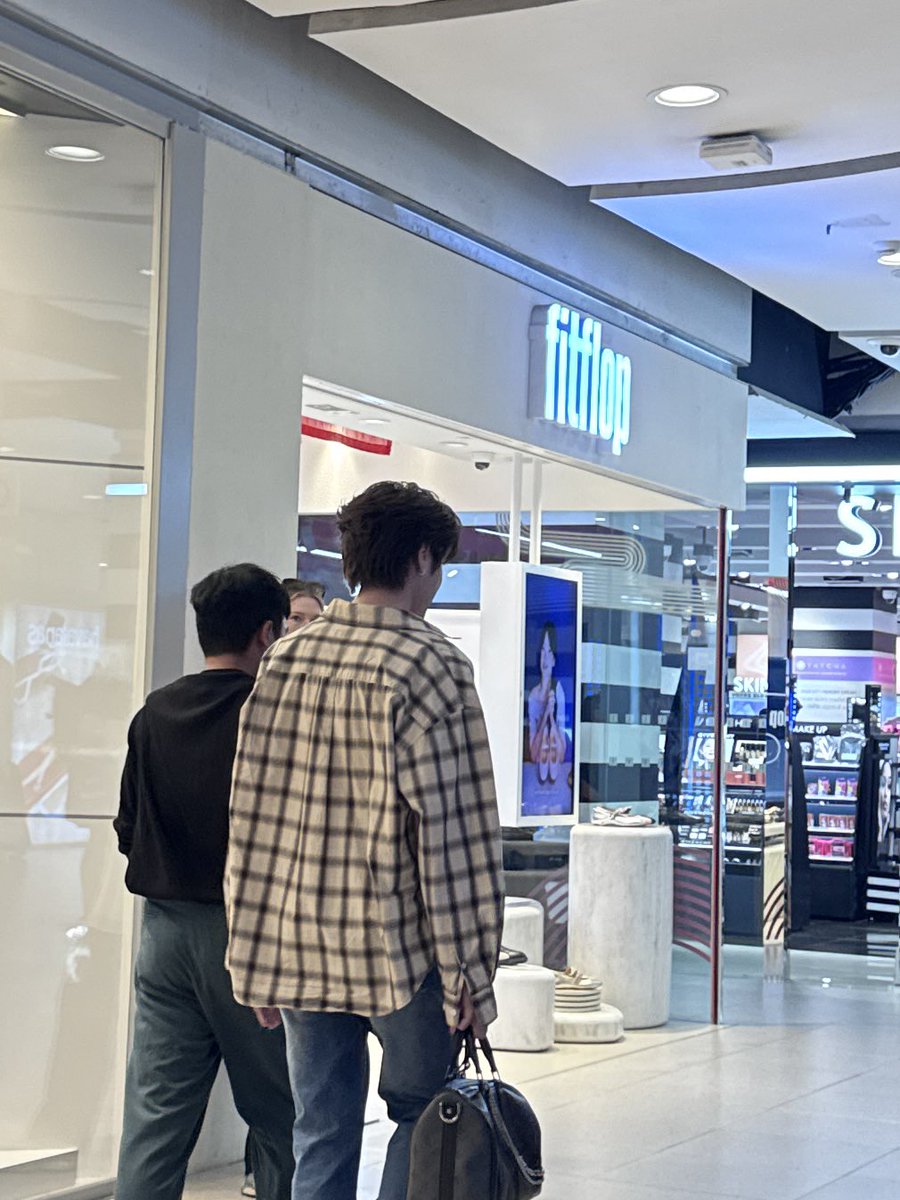 ชั้นนั่งไถไอจีอยู่ อยู่ ๆ ก้มีเสียงหล่อ ๆ ว่า “เก่งน้ำปิงมาหรอครับ” เลยหันไป สรุปพี่เติ้ล556555555555