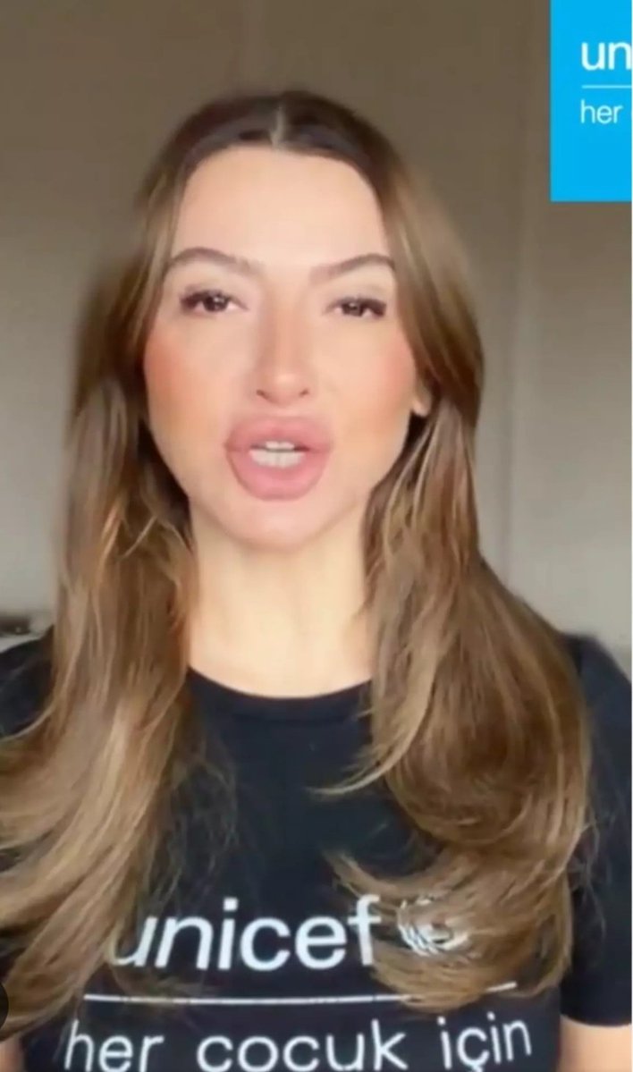 Bu kadın !!! 
Mazlum coğrafyanın umudu olan 
Ve ekmeğini yediği güzel ÜLKEMİZ 
TÜRKİYE'yi Yahudilerin bile yapmayacağı bir benzetme ile karalamıştır. 
 Yazıklar olsun diyorum. Gerekli hassasiyetin devlet büyüklerimizden gösterilmesi rica ediyorum. <a href="/adalet_bakanlik/">T.C. Adalet Bakanlığı</a> <a href="/TC_icisleri/">T.C. İçişleri Bakanlığı</a>