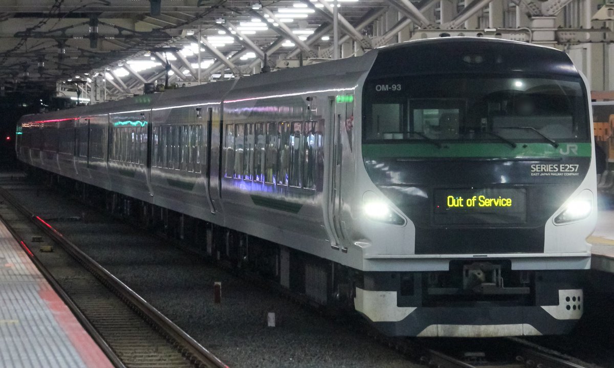 KOBA_e233's tweet photo. 2026.0223
E257系 5000番台 OM93編成
臨時特急 あずさ76号 返却回送
E653系 1000番台 K70編成
臨時特急 水戸偕楽園高尾号 高尾行き
中央線 立川駅にて
3連休ということもあり、中央線で臨時特急が複数走りました！
あずさ返却はたまたま撮れてラッキーでした！
国鉄色の653も久々に撮影できました💪 https://t.co/22kSbg4SWV