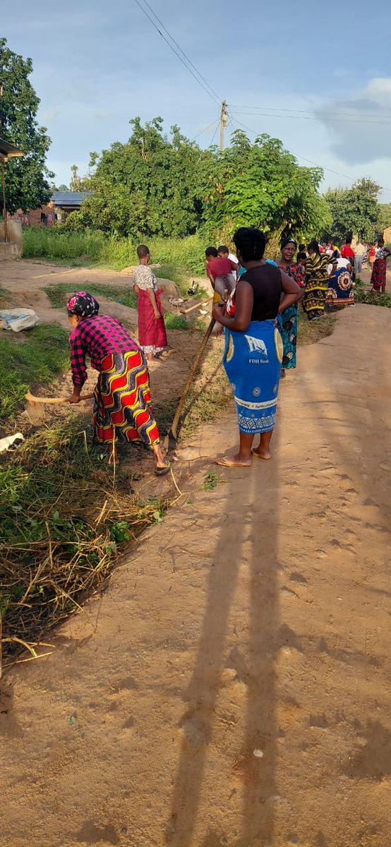 mzuzucity's tweet photo. Community led interventions in Nkhokwe Ward, thanks to Councillor Mandinda Ng'oma and local structures for the well coordinated activity.

Drainage clearing is vital. https://t.co/A9M5II0xX9