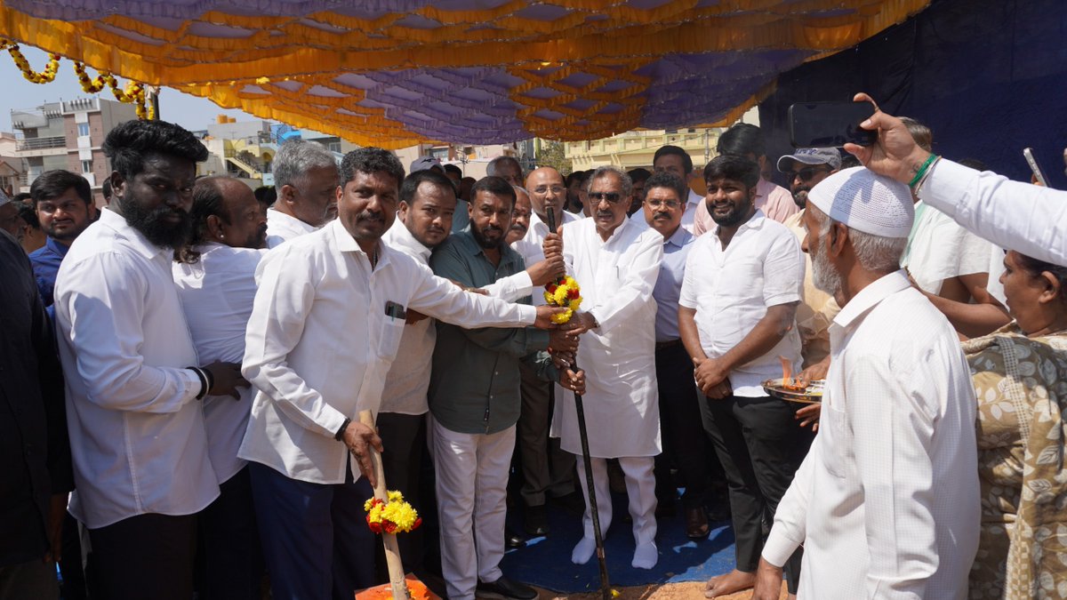 thekjgeorge's tweet photo. Today I performed the Bhoomi Pooje for the construction of a new #GroundLevelReservoir (GLR) of 6 Million Litres at #SubashLayout, Opposite Indira Canteen, #HBRLayout.
This is a landmark step towards ensuring reliable and uninterrupted clean water supply to over 3 Lakh residents across Pillanna Garden, B.M. Layout, Arokyamma Layout, Venkateshpura, Vinobha Nagar, KG Halli, Railway Layout, Mukhtinagar, Hidayath Nagar, Lidkar Colony, Gandhi Nagar, Samadhana Nagar, Basavanagar, Sahaba Layout and all surrounding areas of the constituency. This initiative reflects our dedicated vision of transforming #SarvagnaNagarConstituency into a modern, well-equipped constituency where every resident enjoys the highest quality of civic amenities.
ಇಂದು ನಾನು ಎಚ್ಬಿಆರ್ ಲೇಔಟ್ನ ಇಂದ���ರಾ ಕ್ಯಾಂಟೀನ್ ಎದುರು ಸುಬಾಶ್ ಲೇಔಟ್ನಲ್ಲಿ 6 ಮಿಲಿಯನ್ ಲೀಟರ್ ಸಾಮರ್ಥ್ಯದ ಹೊಸ ಭೂಮಟ್ಟದ ನೀರು ಸಂಗ್ರಹಣಾ ಕೇಂದ್ರದ (ಜಿಎಲ್ಆರ್) ನಿರ್ಮಾಣಕ್ಕಾಗಿ ಭೂಮಿ ಪೂಜೆ ನೆರವೇರಿಸಿದೆ.
ಪಿಳ್ಳಣ್ಣ ಗಾರ್ಡನ್, ಬಿ.ಎಂ. ಲೇಔಟ್, ಆರೋಗ್ಯಮ್ಮ ಲೇಔಟ್, ವೆಂಕಟೇಶಪುರ, ವಿನೋಭ ನಗರ, ಕೆಜಿ ಹಳ್ಳಿ, ರೈಲ್ವೆ ಲೇಔಟ್, ಮುಕ್ತಿನಗರ, ಹಿದಾಯತ್ ನಗರ, ಲಿಡ್ಕರ್ ಕಾಲೋನಿ, ಗಾಂಧಿ ನಗರ, ಸಮಾಧಾನ ನಗರ, ಬಸವನಗರ, ಸಹಬಾ ಲೇಔಟ್ ಮತ್ತು ಕ್ಷೇತ್ರದ ಸುತ್ತಮುತ್ತಲಿನ ಎಲ್ಲಾ ಪ್ರದೇಶಗಳಾದ್ಯಂತ 3 ಲಕ್ಷಕ್ಕ��� ಹೆಚ್ಚು ನಿವಾಸಿಗಳಿಗೆ ವಿಶ್ವಾಸಾರ್ಹ ಮತ್ತು ನಿರಂತರ ಶುದ್ಧ ನೀರು ಪೂರೈಕೆ ಮಾಡುವಲ್ಲಿ ಈ ಯೋಜನೆ ಬಹು ಮಹತ್ವದದಾಗಿದೆ. ಈ ಉಪಕ್ರಮವು ಪ್ರತಿಯೊಬ್ಬ ನಿವಾಸಿಯೂ ಅತ್ಯುನ್ನತ ಗುಣಮಟ್ಟದ ನಾಗರಿಕ ಸೌಲಭ್ಯಗಳನ್ನು ಹೊಂದಬೇಕು ಹಾಗೂ ಸರ್ವಜ್ಞ ನಗರವು ಆಧುನಿಕ, ಸುಸಜ್ಜಿತ ಕ್ಷೇತ್ರವಾಗಬೇಕು ಎಂಬುದಕ್ಕೆ ನಮಗಿರುವ ಬದ್ಧತೆಗೆ ಸಾಕ್ಷಿಯಾಗಿದೆ.
@INCKarnataka @KarnatakaVarthe @INCSarvagna @KJGeorgeOffice