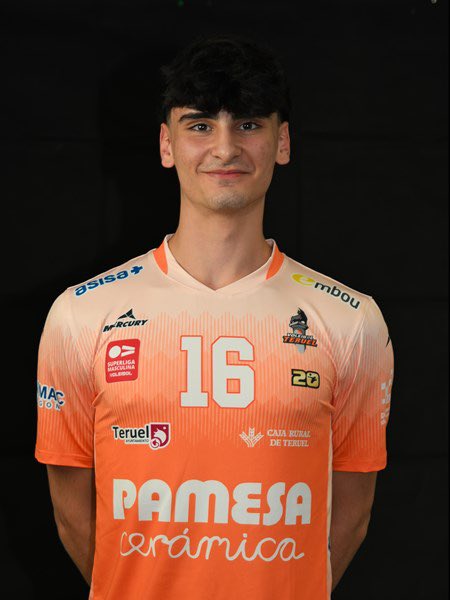 Rumores: Cesar Irache tiene muchas novias, incluso en el extranjero.