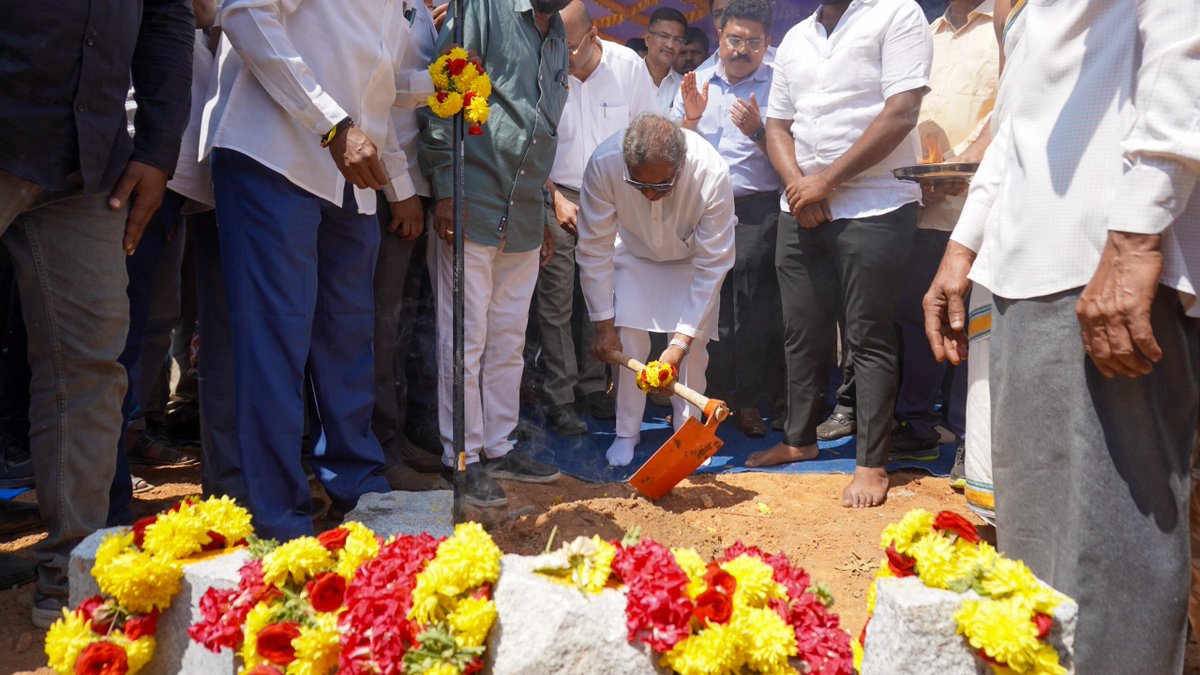 thekjgeorge's tweet photo. Today I performed the Bhoomi Pooje for the construction of a new #GroundLevelReservoir (GLR) of 6 Million Litres at #SubashLayout, Opposite Indira Canteen, #HBRLayout.
This is a landmark step towards ensuring reliable and uninterrupted clean water supply to over 3 Lakh residents across Pillanna Garden, B.M. Layout, Arokyamma Layout, Venkateshpura, Vinobha Nagar, KG Halli, Railway Layout, Mukhtinagar, Hidayath Nagar, Lidkar Colony, Gandhi Nagar, Samadhana Nagar, Basavanagar, Sahaba Layout and all surrounding areas of the constituency. This initiative reflects our dedicated vision of transforming #SarvagnaNagarConstituency into a modern, well-equipped constituency where every resident enjoys the highest quality of civic amenities.
ಇಂದು ನಾನು ಎಚ್ಬಿಆರ್ ಲೇಔಟ್ನ ಇಂದ���ರಾ ಕ್ಯಾಂಟೀನ್ ಎದುರು ಸುಬಾಶ್ ಲೇಔಟ್ನಲ್ಲಿ 6 ಮಿಲಿಯನ್ ಲೀಟರ್ ಸಾಮರ್ಥ್ಯದ ಹೊಸ ಭೂಮಟ್ಟದ ನೀರು ಸಂಗ್ರಹಣಾ ಕೇಂದ್ರದ (ಜಿಎಲ್ಆರ್) ನಿರ್ಮಾಣಕ್ಕಾಗಿ ಭೂಮಿ ಪೂಜೆ ನೆರವೇರಿಸಿದೆ.
ಪಿಳ್ಳಣ್ಣ ಗಾರ್ಡನ್, ಬಿ.ಎಂ. ಲೇಔಟ್, ಆರೋಗ್ಯಮ್ಮ ಲೇಔಟ್, ವೆಂಕಟೇಶಪುರ, ವಿನೋಭ ನಗರ, ಕೆಜಿ ಹಳ್ಳಿ, ರೈಲ್ವೆ ಲೇಔಟ್, ಮುಕ್ತಿನಗರ, ಹಿದಾಯತ್ ನಗರ, ಲಿಡ್ಕರ್ ಕಾಲೋನಿ, ಗಾಂಧಿ ನಗರ, ಸಮಾಧಾನ ನಗರ, ಬಸವನಗರ, ಸಹಬಾ ಲೇಔಟ್ ಮತ್ತು ಕ್ಷೇತ್ರದ ಸುತ್ತಮುತ್ತಲಿನ ಎಲ್ಲಾ ಪ್ರದೇಶಗಳಾದ್ಯಂತ 3 ಲಕ್ಷಕ್ಕ��� ಹೆಚ್ಚು ನಿವಾಸಿಗಳಿಗೆ ವಿಶ್ವಾಸಾರ್ಹ ಮತ್ತು ನಿರಂತರ ಶುದ್ಧ ನೀರು ಪೂರೈಕೆ ಮಾಡುವಲ್ಲಿ ಈ ಯೋಜನೆ ಬಹು ಮಹತ್ವದದಾಗಿದೆ. ಈ ಉಪಕ್ರಮವು ಪ್ರತಿಯೊಬ್ಬ ನಿವಾಸಿಯೂ ಅತ್ಯುನ್ನತ ಗುಣಮಟ್ಟದ ನಾಗರಿಕ ಸೌಲಭ್ಯಗಳನ್ನು ಹೊಂದಬೇಕು ಹಾಗೂ ಸರ್ವಜ್ಞ ನಗರವು ಆಧುನಿಕ, ಸುಸಜ್ಜಿತ ಕ್ಷೇತ್ರವಾಗಬೇಕು ಎಂಬುದಕ್ಕೆ ನಮಗಿರುವ ಬದ್ಧತೆಗೆ ಸಾಕ್ಷಿಯಾಗಿದೆ.
@INCKarnataka @KarnatakaVarthe @INCSarvagna @KJGeorgeOffice