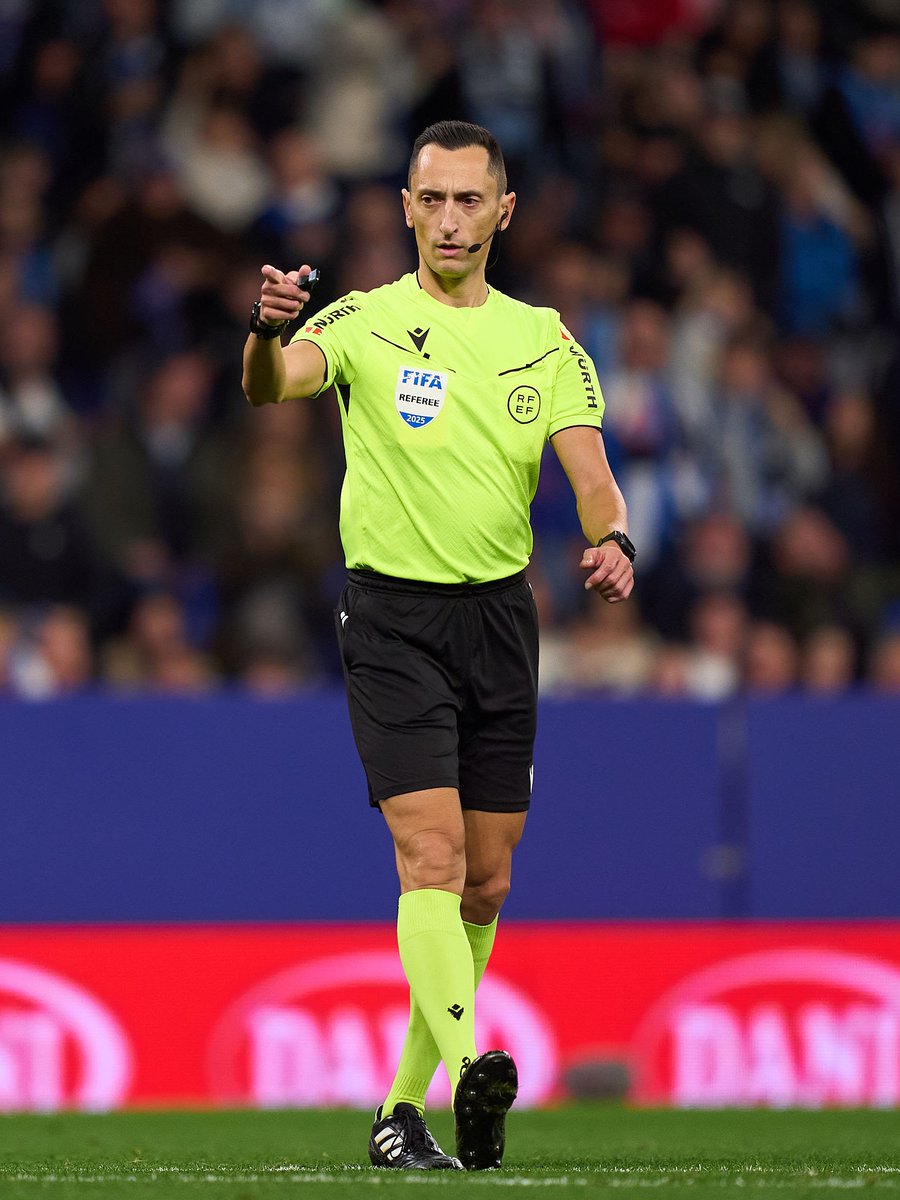 SrAnsetzungen's tweet image. UCL Playoffs, Rückspiel 

Atalanta Bergamo 🇮🇹 - Borussia Dortmund 🇩🇪(Mi., 18:45 Uhr)

🙍‍♂️: Jose Maria Sanchez Martínez 🇪🇸
🚩: Raul C. Martinez 🇪🇸
🚩: Inigo P. L. de Crain 🇪🇸
4️⃣ : Juan M. Munuera 🇪🇸
🖥 : Guillermo C. Fernandez 🇪🇸
🖥 : Carlos D. C. Grande 🇪🇸

#Martinez #ATABVB #UCL