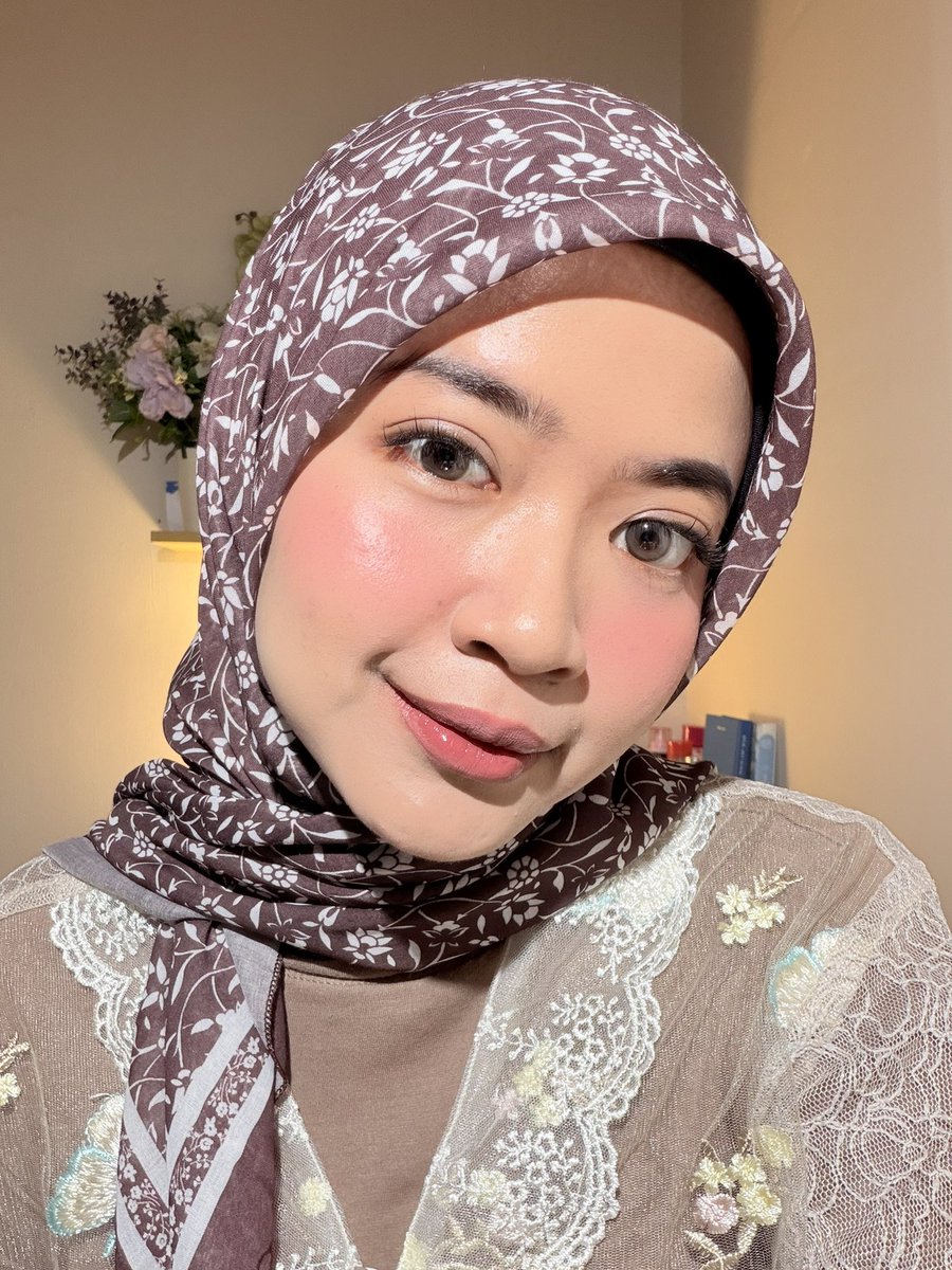 MAKEUP LEBARAN KALI INI FRESH LOOK TAPI TETEP TAHAN LAMA💯💯

produknya                       hasilnya