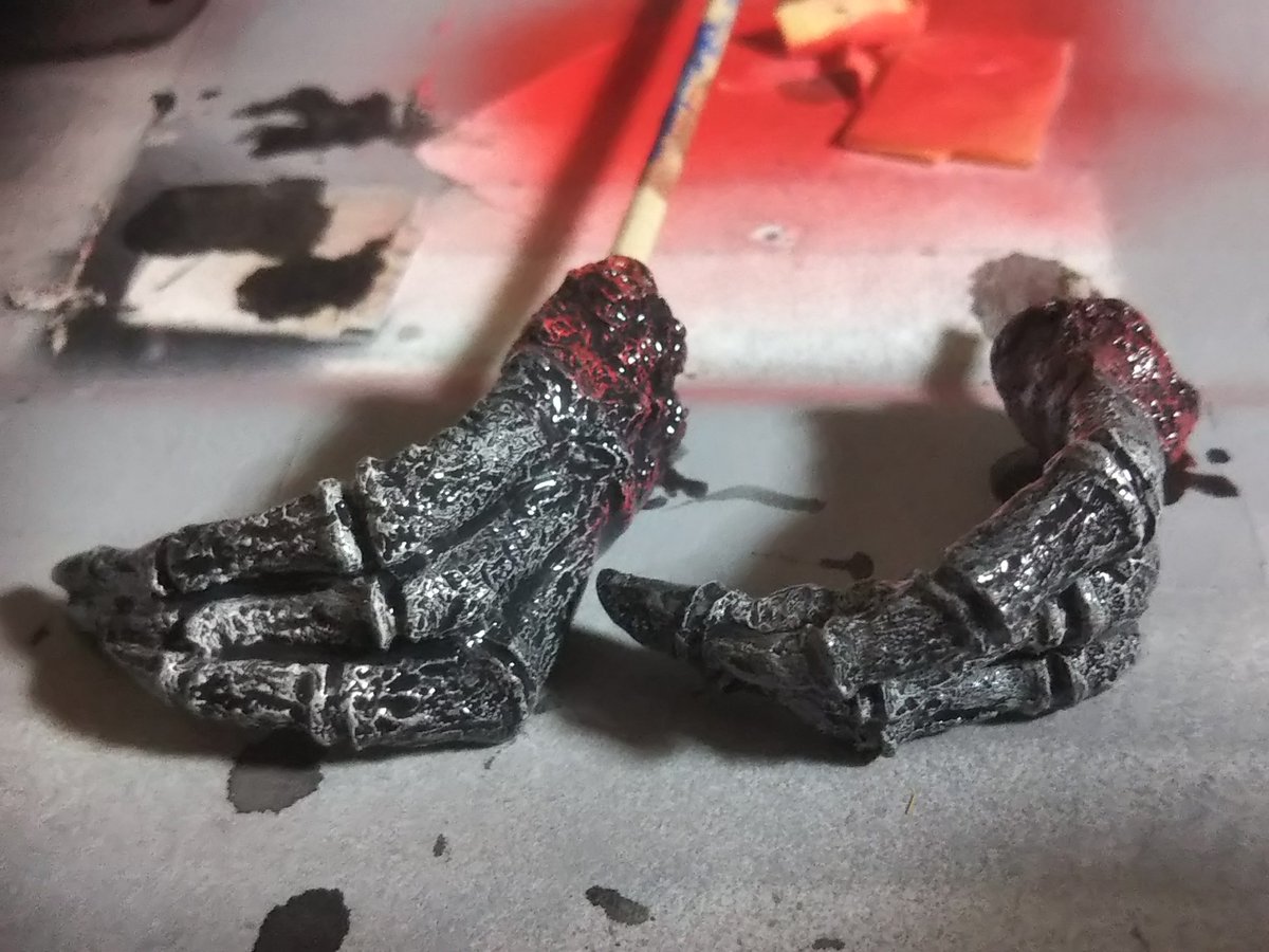 獣志道さんのガラモンのガレージキット製作。顔などはこげ茶色、胴体や手足は濃いグレーのエナメル塗料で墨流ししました。乾いてから軽く拭き取って細かいモールドを強調させます。