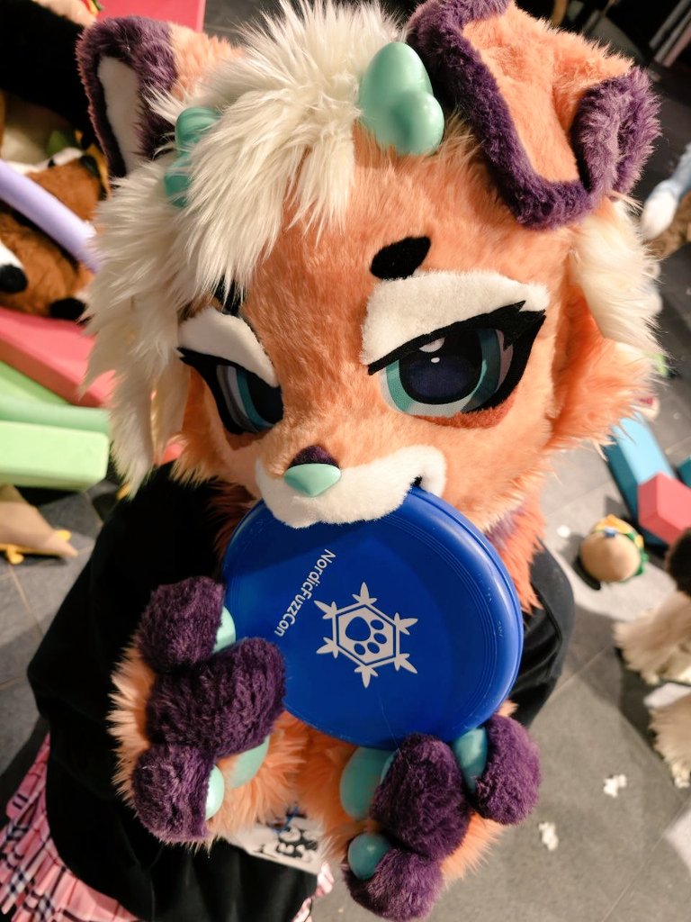 Arffoooof! Throw fribeeee for me!!!