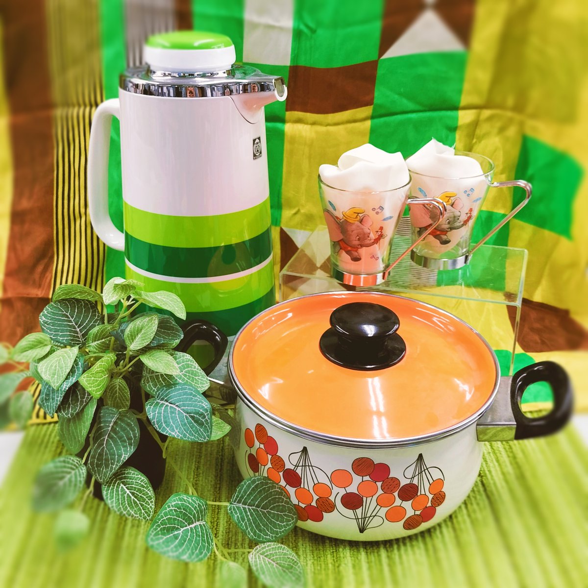 鮮やかグリーンのタイガー魔法瓶やエプロンホーローの両手鍋など