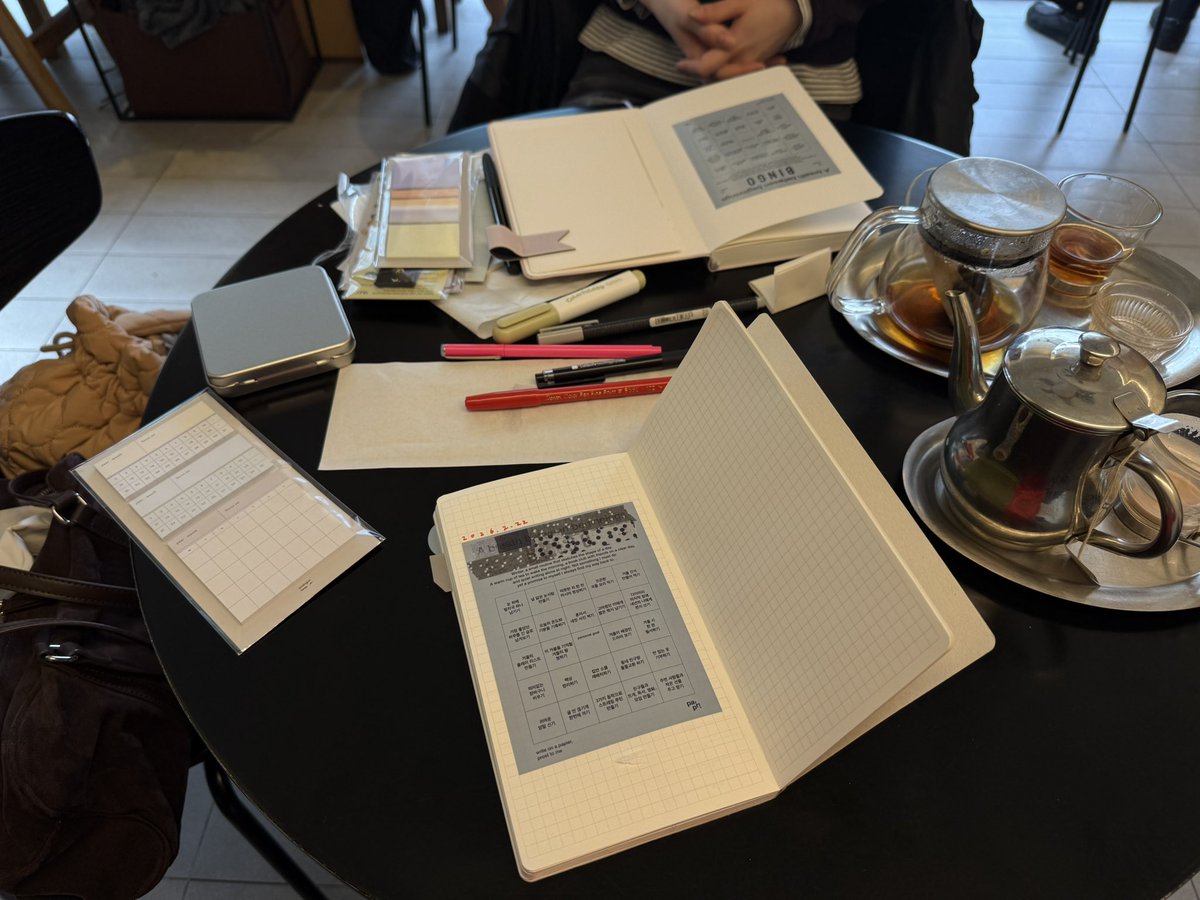 004050308aaa's tweet image. 끝내주는 서촌 문구투어 !! ✏️
카페 다꾸로 마무리 ... 행복해 ...

• 스물트론스텔레
• 파피어프로스트