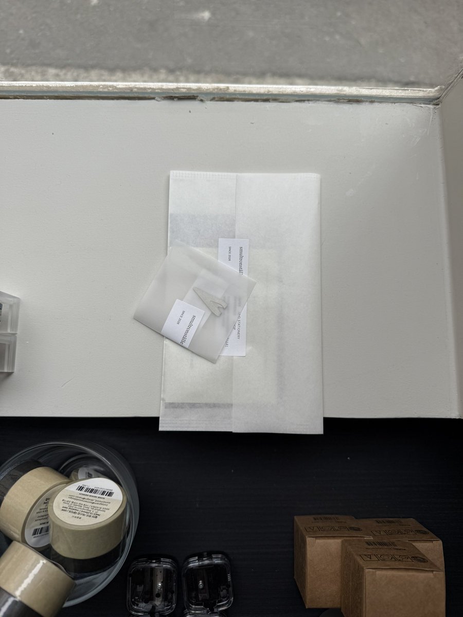 004050308aaa's tweet image. 끝내주는 서촌 문구투어 !! ✏️
카페 다꾸로 마무리 ... 행복해 ...

• 스물트론스텔레
• 파피어프로스트