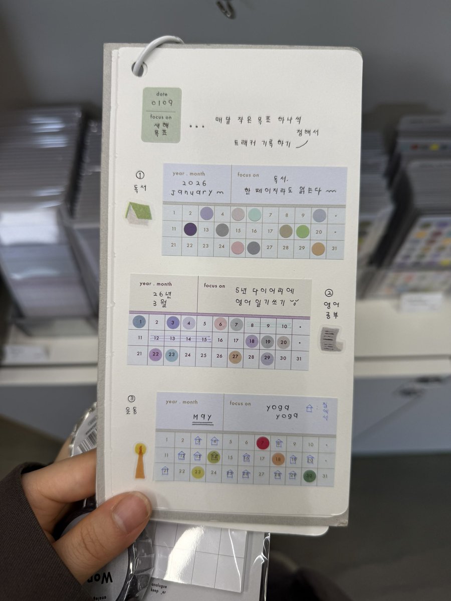 004050308aaa's tweet image. 끝내주는 서촌 문구투어 !! ✏️
카페 다꾸로 마무리 ... 행복해 ...

• 스물트론스텔레
• 파피어프로스트