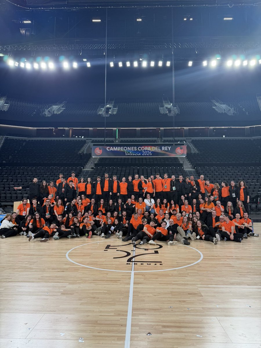 VoluntariosACB's tweet photo. 🧡GRACIAS🧡

Con esta imagen, ponemos fin a la mejor semana del año. Muchas gracias a cada uno de los 111 voluntarios que han formado parte de esta #benditalocura 

Nos vemos en la próxima 🧡 https://t.co/eR6SxYyBUU