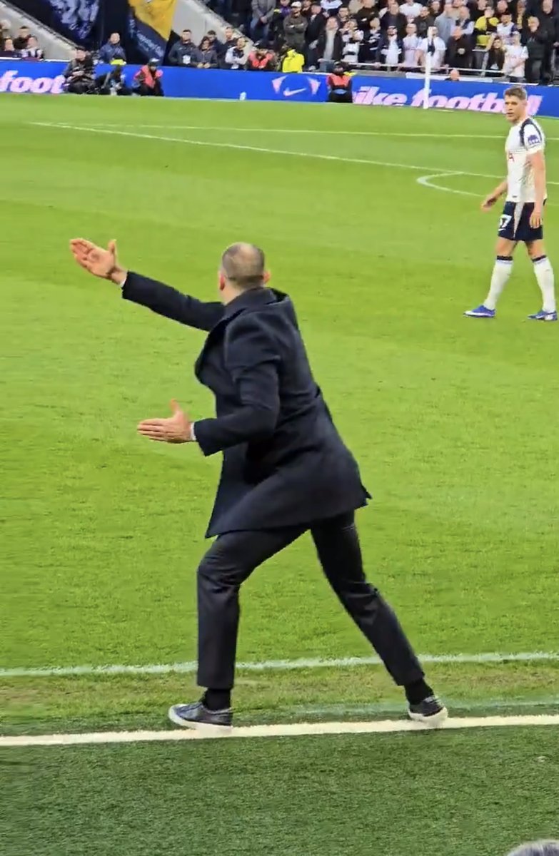 TouchlineX's tweet photo. 🚨 Spurs boss Igor Tudor was constantly shouting and directing defender Micky van de Ven to push up during the game against Arsenal last night.

The defender looked not to be listening to the instructions, which made the manager furious. https://t.co/3xpC0YN8Cv