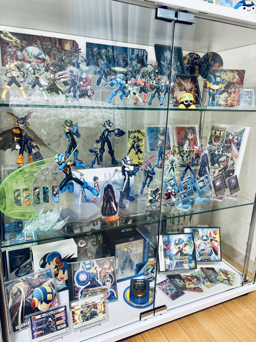 ea_exe0's tweet image. 念願のガラスケース！エグゼグッズ一望できて幸せ〜！