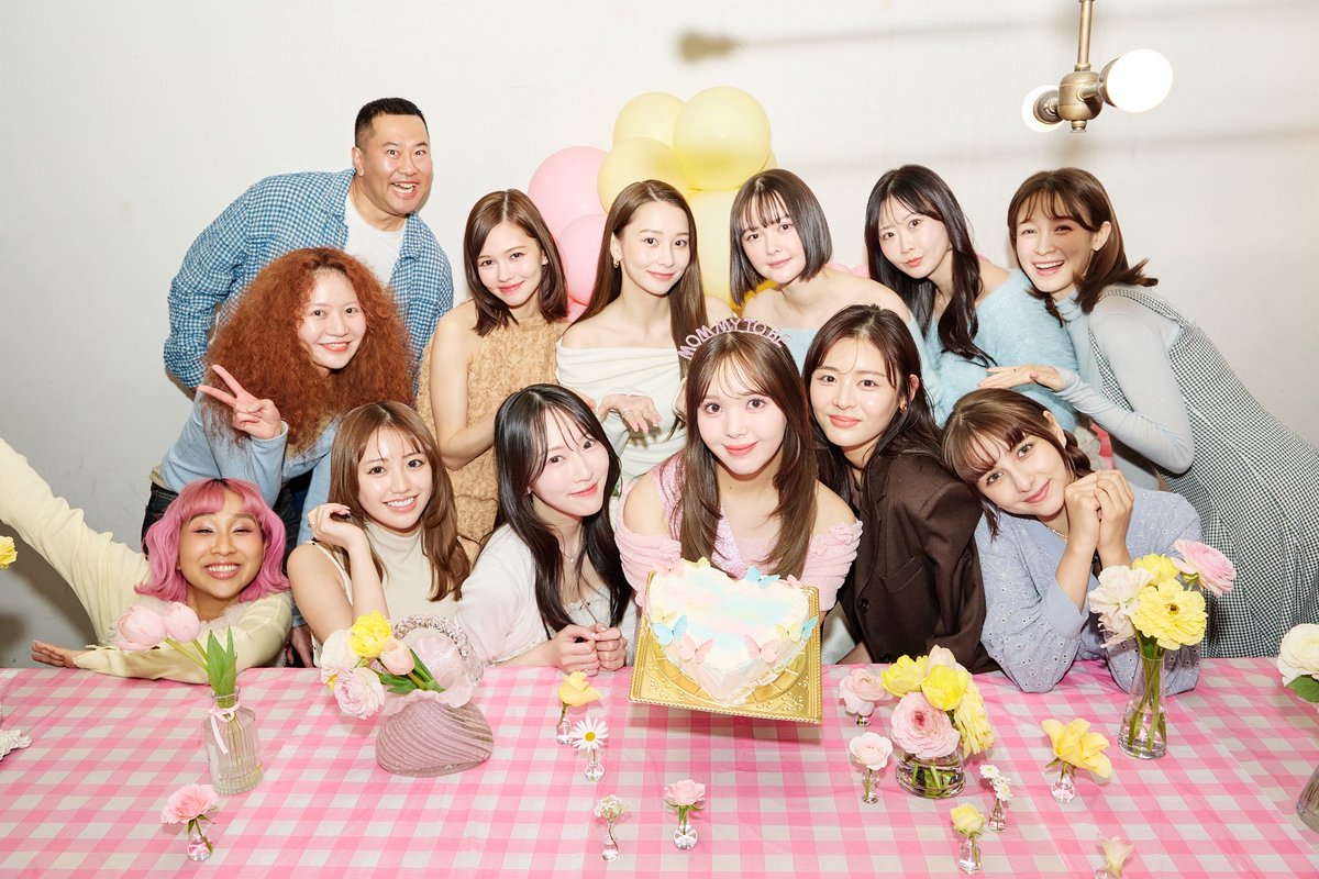 0220nicole's tweet photo. お友達がベビーシャワーを開いてくれました💐🎀

女の子のお母さんになります♡

出産前に会いたかった大好きなお友達みんなに会えて、たくさんお祝いしてもらえて…
産まれてくる前からこんなに愛されているんだなと、胸がいっぱいになりました🥹☘️

みんなで赤ちゃんのお洋服に
デコレーションしたり、体重や誕生日を予想するゲームをしたり☺️
笑顔があふれる、あたたかくて幸せな時間でした🌸✨