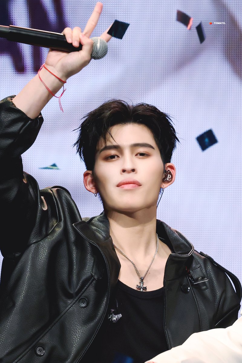 I love this vibe, Pond ✌️
컨페티랑 같이있어서 더 좋은거 뭔지알죠  

PONDPHUWIN JP FANFEST26
#GMMTVFANFEST2026JP
#ppnaravit