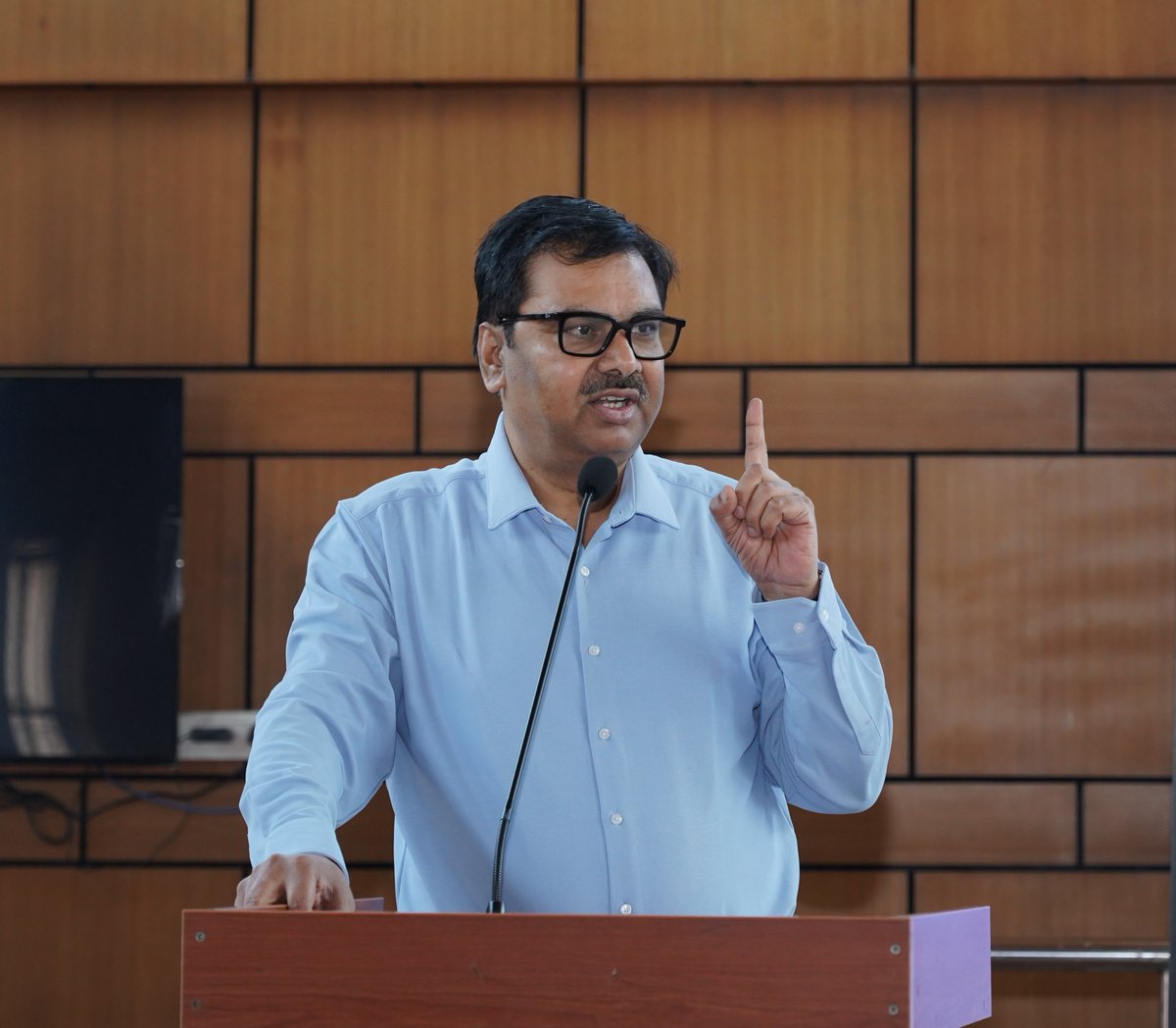 CoalIndiaHQ's tweet photo. 𝐓𝐫𝐚𝐢𝐧𝐢𝐧𝐠-𝐜𝐮𝐦-𝐖𝐨𝐫𝐤𝐬𝐡𝐨𝐩 𝐨𝐧 𝐋𝐚𝐛𝐨𝐮𝐫 𝐂𝐨𝐝𝐞𝐬 𝐁𝐞𝐠𝐢𝐧𝐬 𝐚𝐭 𝐂𝐨𝐫𝐩𝐨𝐫𝐚𝐭𝐞 𝐇𝐐, 𝐊𝐨𝐥𝐤𝐚𝐭𝐚

A two-day training -cum-workshop on Labour Codes commenced at our Corporate Headquarters in Kolkata. The programme aims to enhance understanding of the newly introduced Labour Codes and facilitate their effective implementation in the workplace.

Addressing the participants, Director (HR) Dr. Vinay Ranjan underscored the importance of staying updated on evolving labour regulations and fostering a culture of compliance, fairness, and mutual respect. 

Former Chief Labour Commissioner Shri Onkar Sharma shared expert perspectives and practical insights, on the effective adoption and implementation of the Labour Codes.

#LabourReforms4NewIndia #CoalIndia #GoldenJubileeYear #CoalIndiaAt50 

@kishanreddybjp| @satishdubeyy| @CoalMinistry|  @KishanreddyOfc| @PIB_Coal| @LabourMinistry