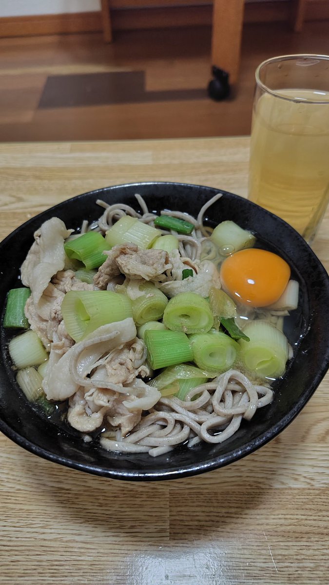 ppccurry's tweet photo. 今日は仕事でした
2玉の麺を使った肉南蛮そば大盛り
いただきます😆✨️
奥は梅酒です👍️

#おうちごはん https://t.co/w1g1IsxsoX