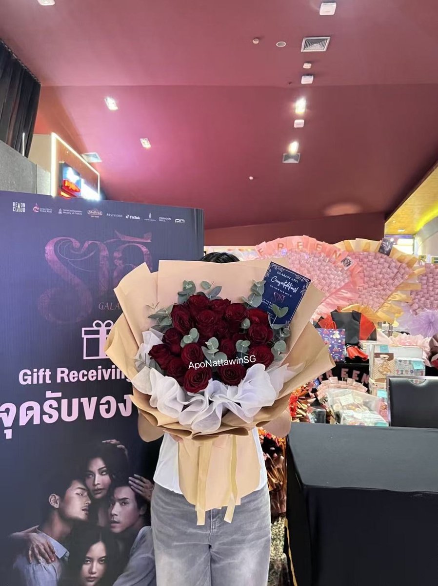 The flowers got delivered 🌹 ❤️ 

APO THE STAIN AT SIAM PARAGON
#ราคีxSiamParagon #ราคีGALA <a href="/Nnattawin1/">Nnattawin</a> #ApoNattawin